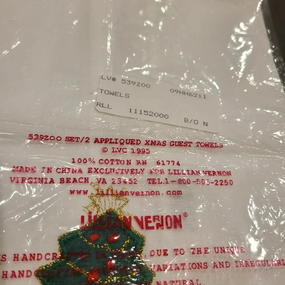 1995 Lillian Vernon set of 2 appliqued Xmas guest towels